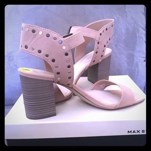 Nude/ Tan block heelsandals! Max Studio Sirenty